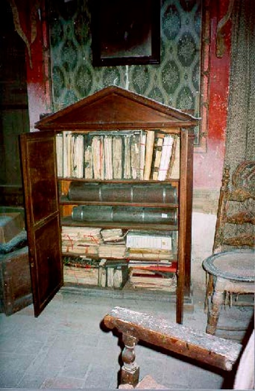 L'Arxiu de Can Falç al seu emplaçament original. Armari del segle XVII.