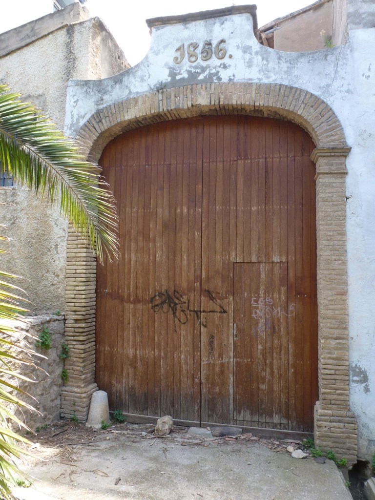 El portal que comunica el casal de Can Falç de Mar amb l'antic Hort, actual plaça dura: tot un símbol de la situació actual. 